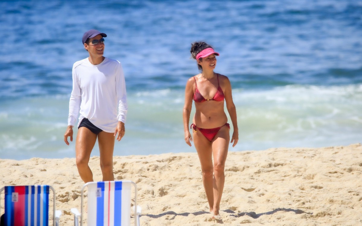 Claudia Ohana curte dia de sol na Praia de Ipanema, na Zona Sul do Rio, na manh&atilde; desta quinta-feira