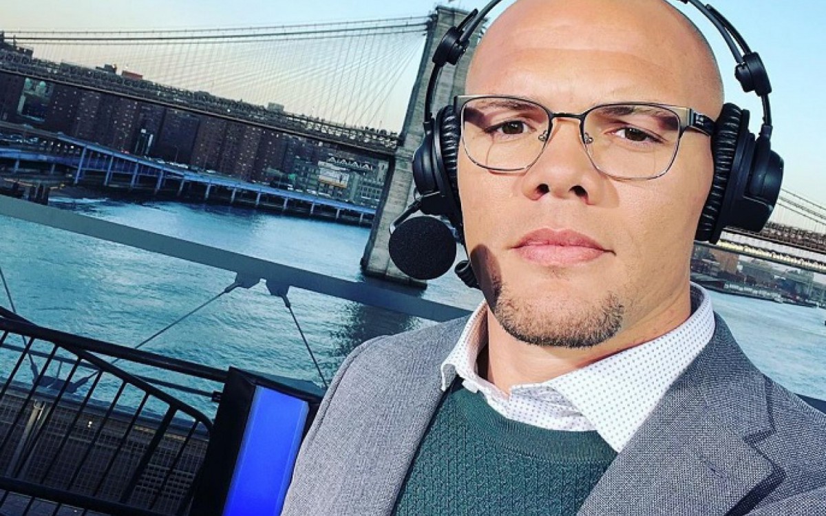 Al&eacute;m de lutador, Smith tamb&eacute;m atua como comentarista