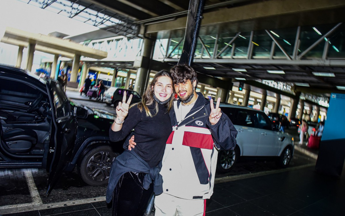 Virginia Fonseca e Z&eacute; Felipe desembarcam em aeroporto de S&atilde;o Paulo
