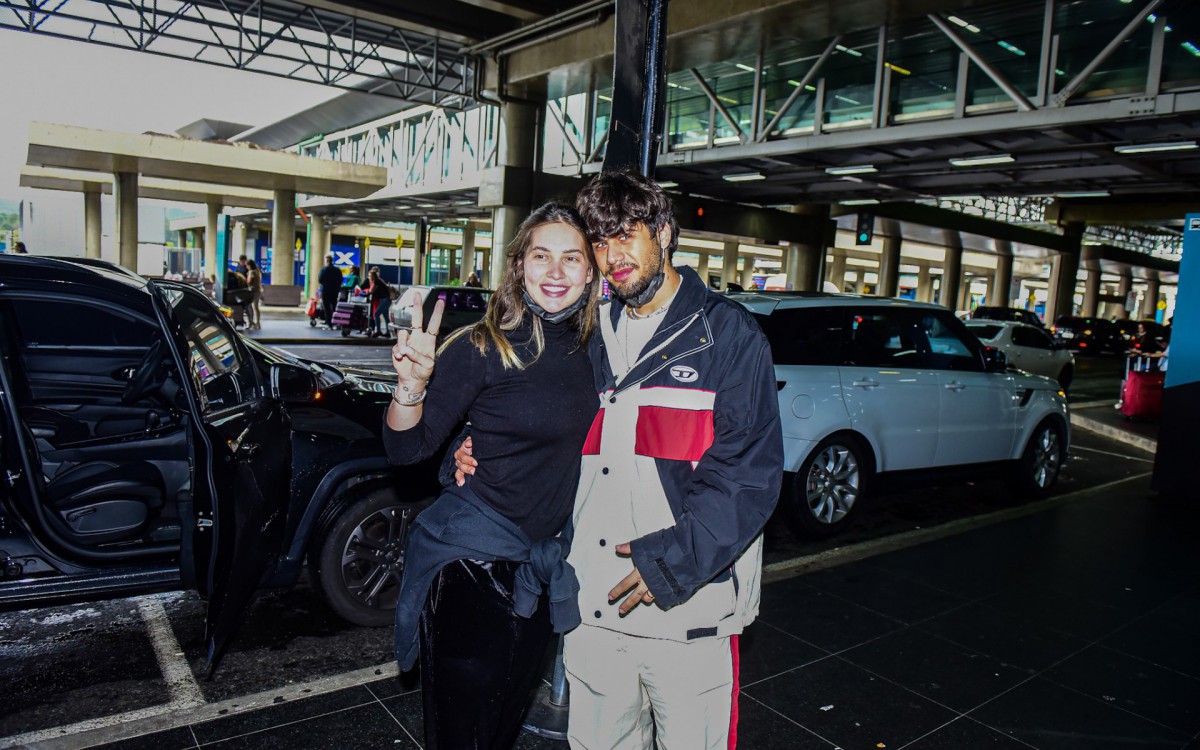 Virginia Fonseca e Z&eacute; Felipe desembarcam em aeroporto do Rio