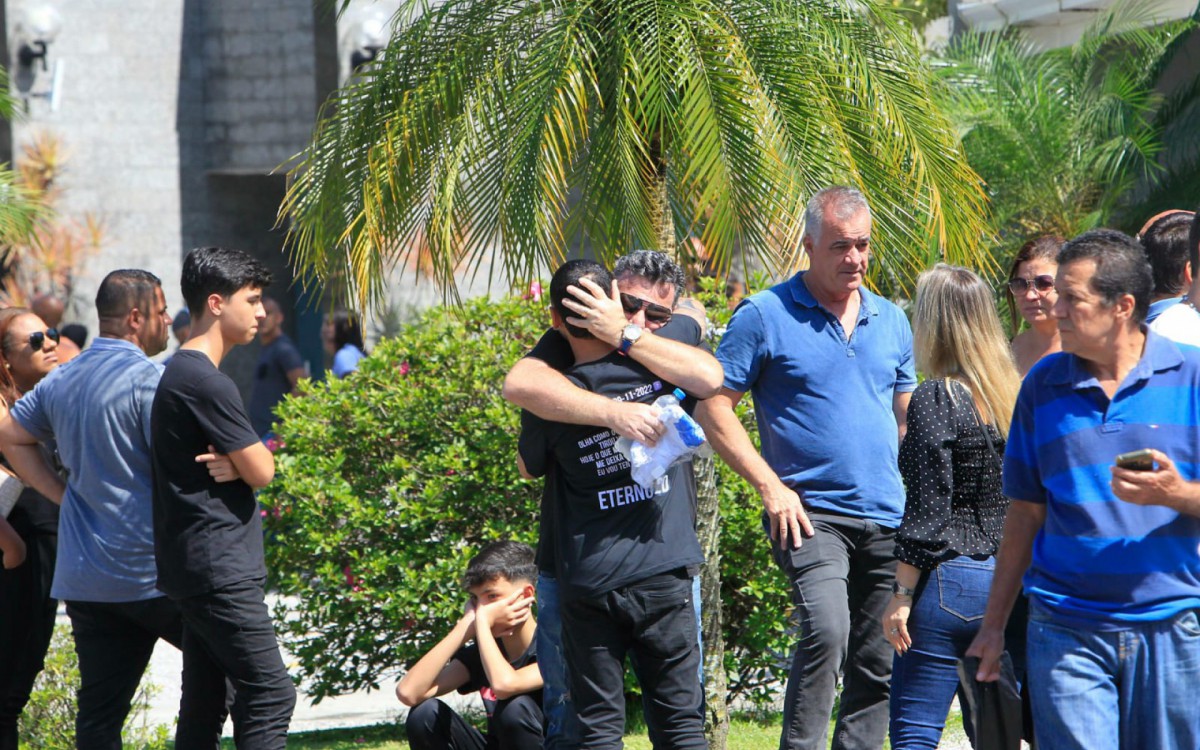 Enterro de Eduard Leonardo Bandeira de Mello no Cemitério Jardim da Saudade, em Sulacap - Reginaldo Pimenta / Agência O Dia