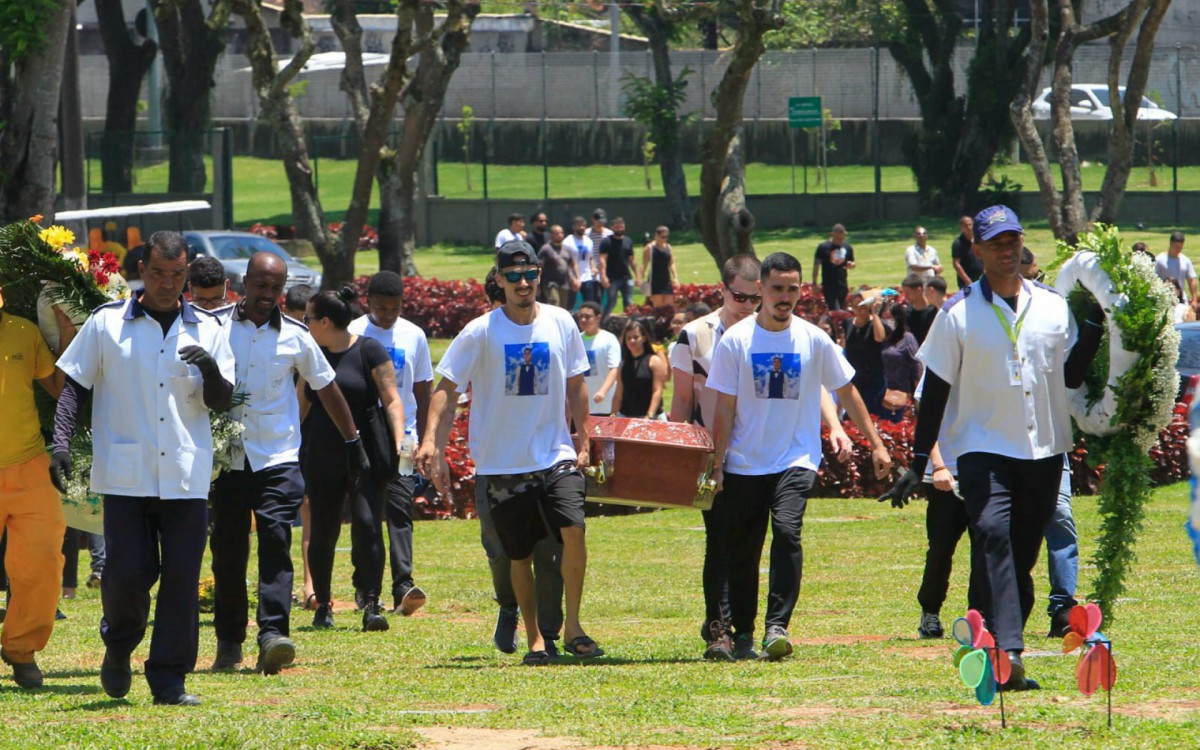Enterro de Eduard Leonardo Bandeira de Mello no Cemitério Jardim da Saudade, em Sulacap - Reginaldo Pimenta / Agência O Dia