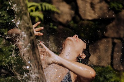Vanessa Giácomo mostra boa forma em foto de biquíni