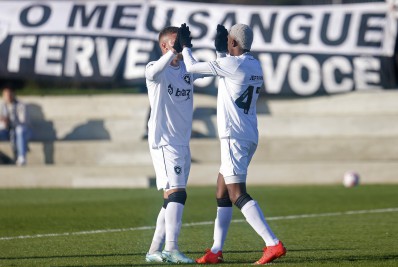 Com joia em campo, Botafogo vence jogo-treino na Inglaterra