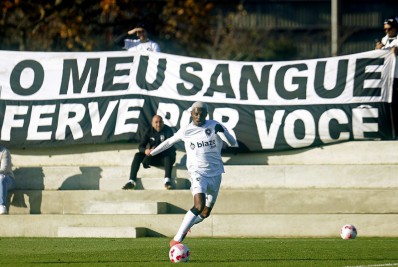 Jeffinho celebra hat-trick em jogo-treino do Botafogo: 'Queria levar a bola para casa'