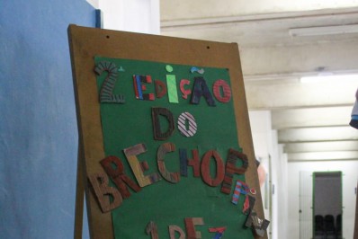 ‘Brechoping’ em Barra Mansa utiliza tampas de garrafa pet como moeda