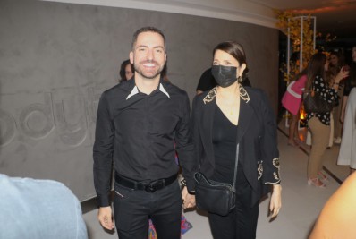 Thales Bretas prestigia o show do namorado, Silva, no Rio