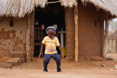 Viralizou! Projeto mostra crianças da África ouvindo sucesso de Jorge Ben Jor pela primeira vez