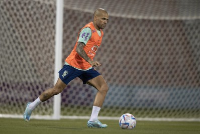 Após nova marca pela Seleção, Daniel Alves homenageia Cafu 'por inspirar geração'