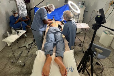 MC Cabelinho toma anestesia geral para terminar tatuagem nas costas