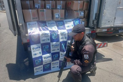 PMs frustram roubo de dois caminhões em Manguinhos