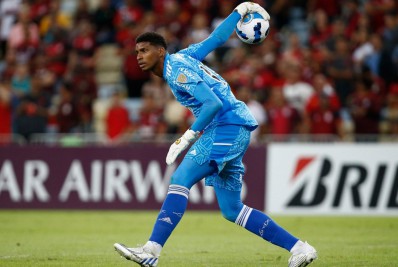 Clube paulista fica perto de acordo com o Flamengo pelo goleiro Hugo Souza