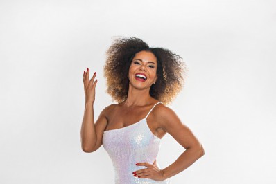 Inocentes de Belford Roxo realiza feijoada, neste domingo (04/12), para coroar a Rainha de Bateria Malu Torres