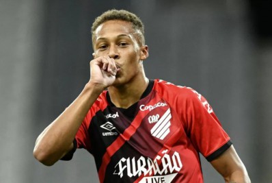 Fluminense e Vasco sondam atacante do Athletico-PR