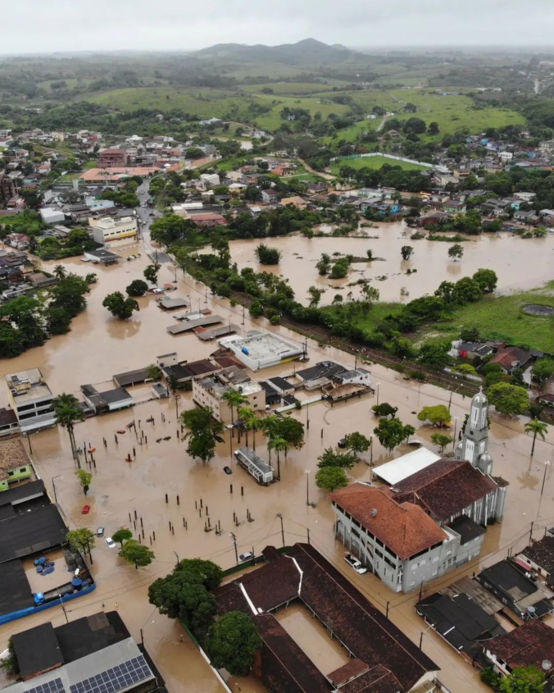 Carapebus sofre com alagamentos devido a forte chuva que atingiu a regi&atilde;o nesta quarta-feira (30)