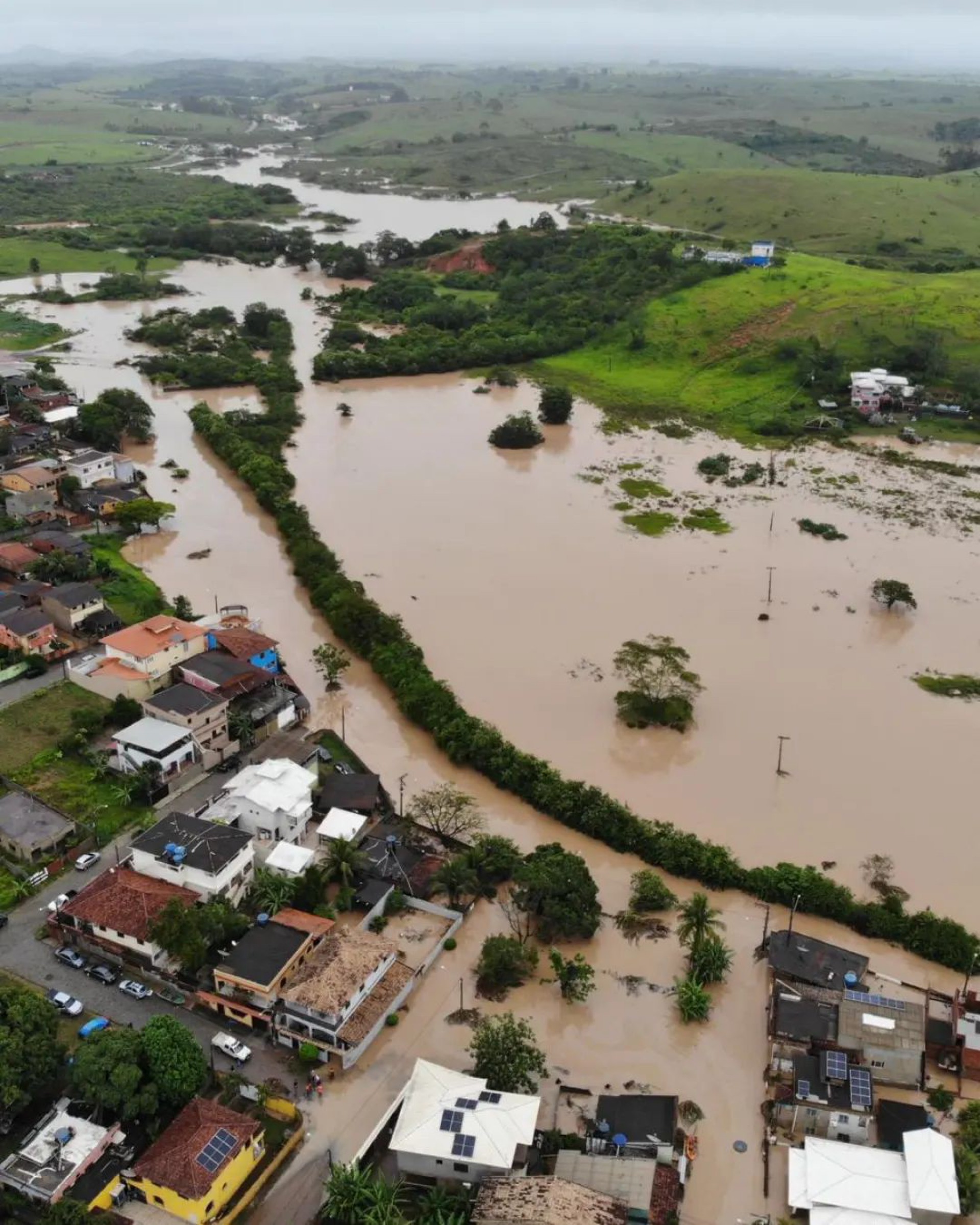 Carapebus sofre com alagamentos devido a forte chuva que atingiu a regi&atilde;o nesta quarta-feira (30)