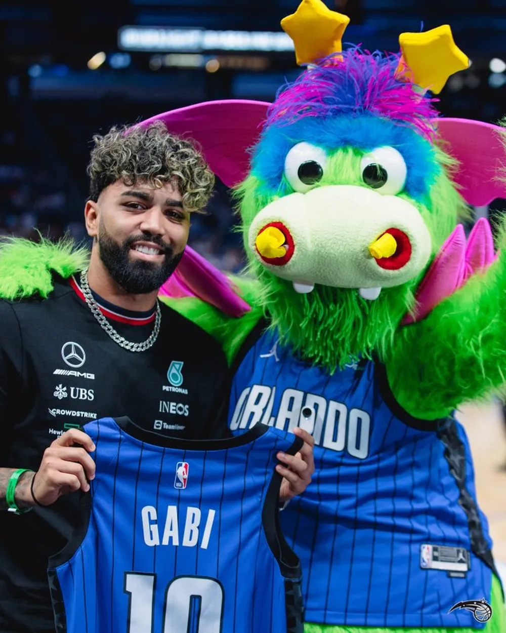 Gabigol recebeu da mascote do Orlando Magic uma camisa da franquia da NBA
