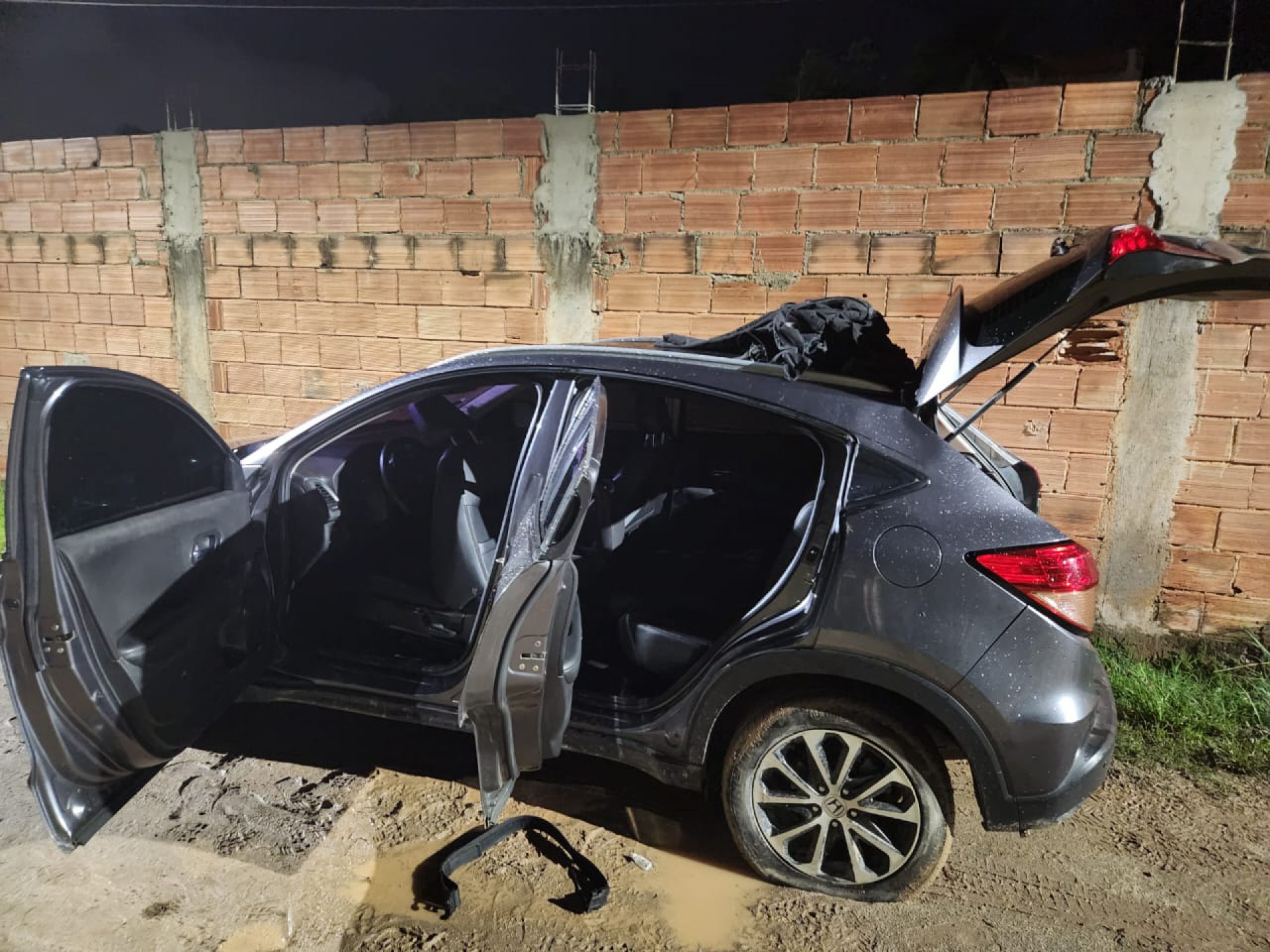 Ao fugirem de equipes do BOPE, os milicianos deixaram para trás quatro veículos, grande quantidade de munição e entre outros pertences - Divulgação/PMERJ