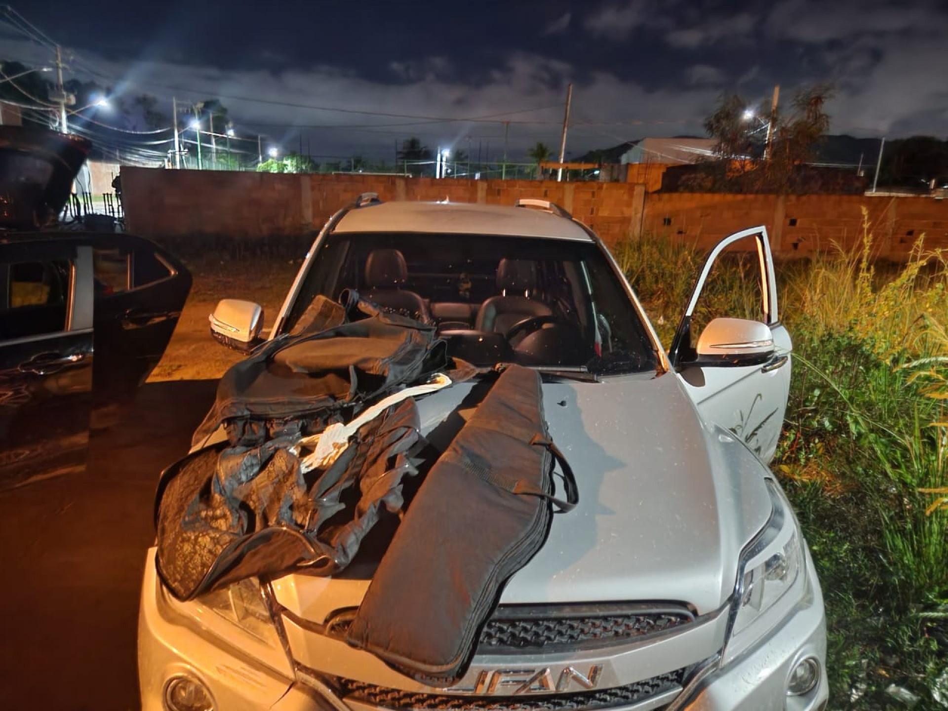 Ao fugirem de equipes do BOPE, os milicianos deixaram para trás quatro veículos, grande quantidade de munição e entre outros pertences - Divulgação/PMERJ