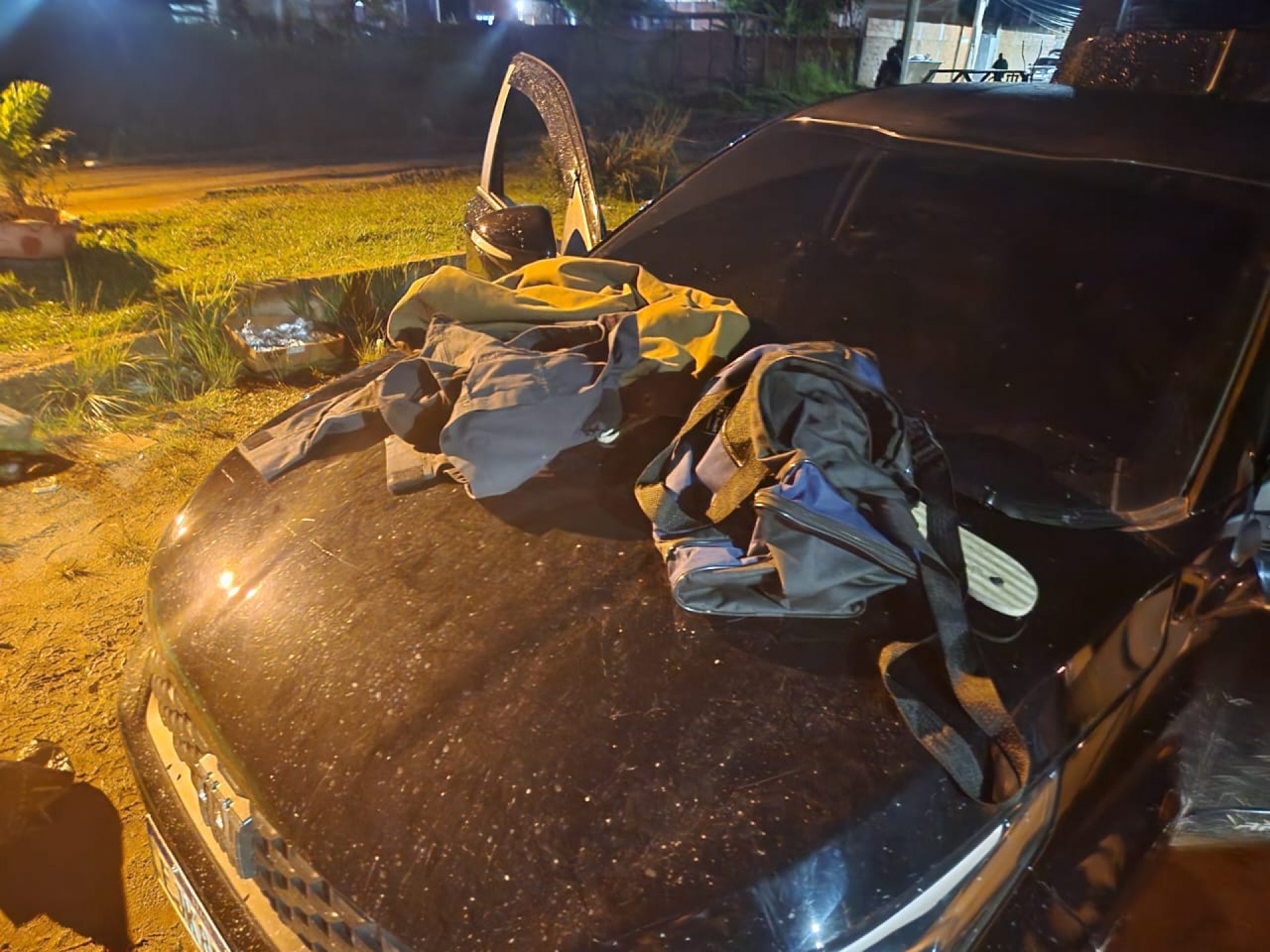 Ao fugirem de equipes do BOPE, os milicianos deixaram para trás quatro veículos, grande quantidade de munição e entre outros pertences - Divulgação/PMERJ