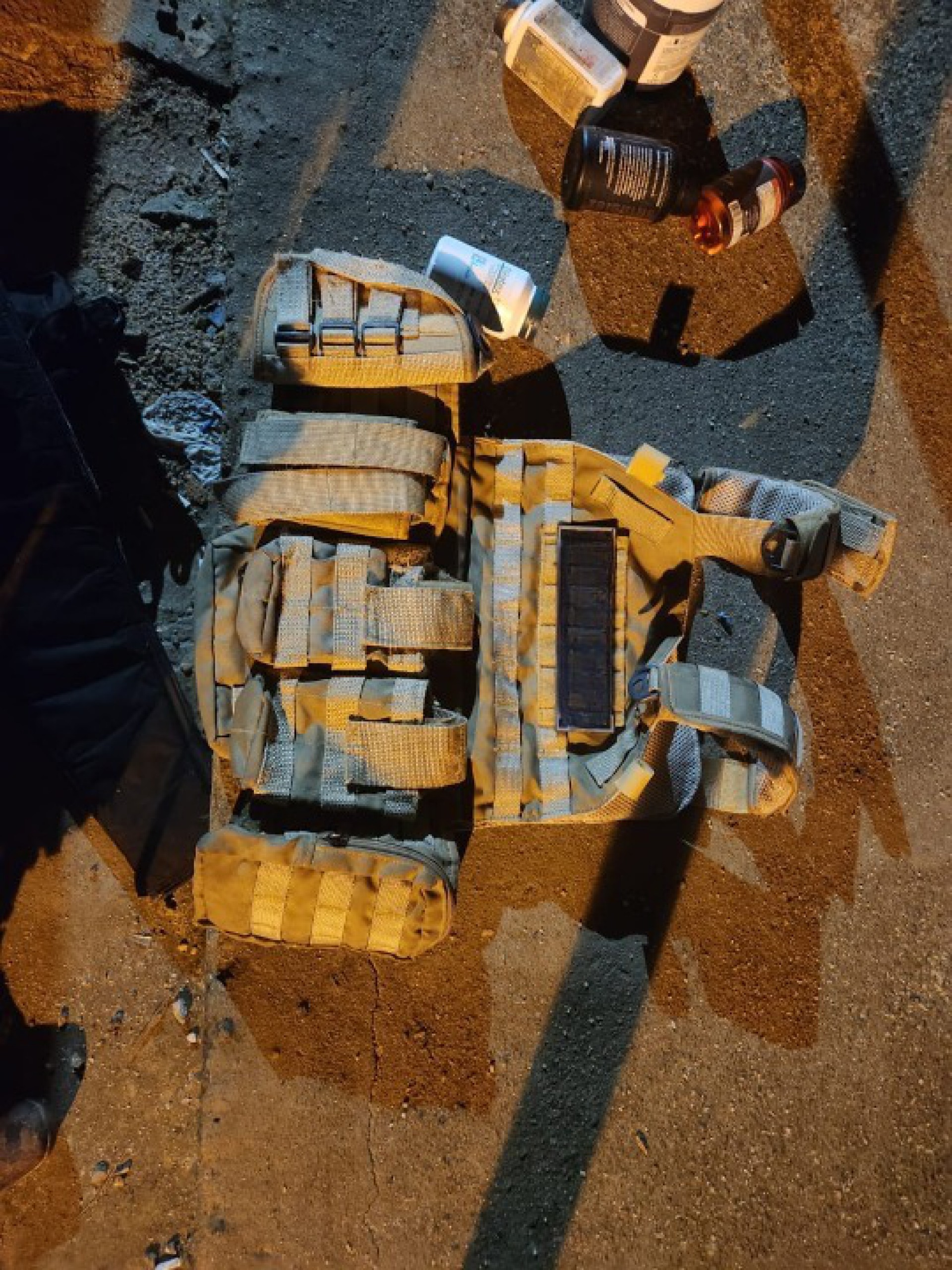 Ao fugirem de equipes do BOPE, os milicianos deixaram para trás quatro veículos, grande quantidade de munição e entre outros pertences - Divulgação/PMERJ