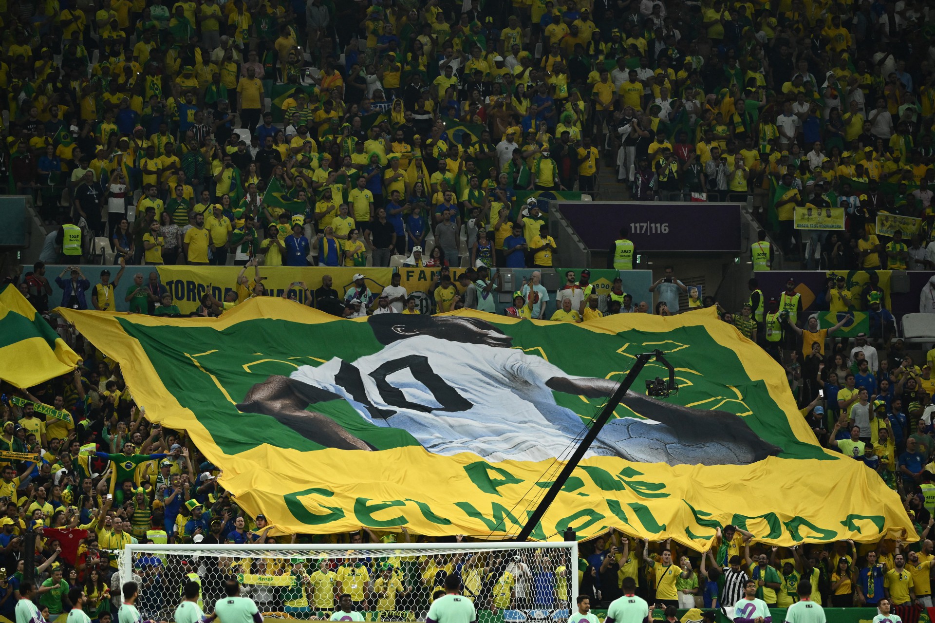 Bandeirão em homenagem a Edson Aranstes do Nascimento, o Pelé, antes do jogo entre Brasil e Camarões, pela Copa do Mundo - JEWEL SAMAD / AFP