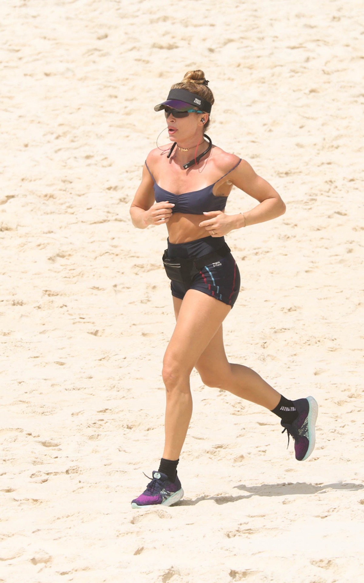 Grazi Massafera se exercita na Zona Sul do Rio