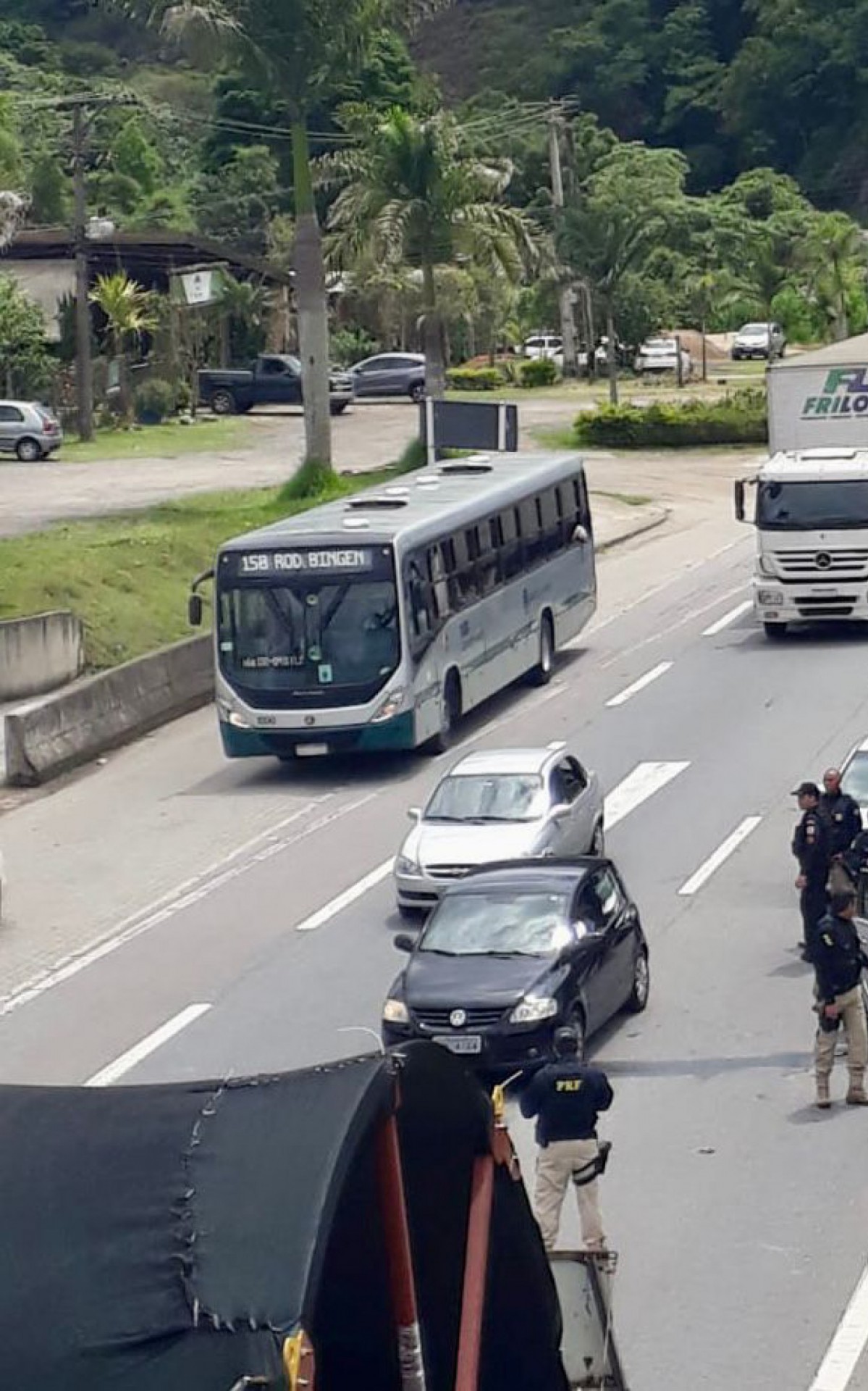 Na imagem, carro prata roubado após colisão - Divulgação