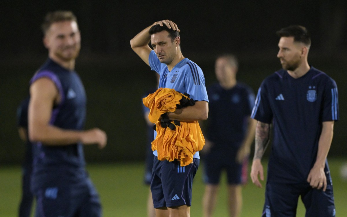 Argentina's coach Lionel Scaloni (C) gestures next to forward Lionel Messi (R) and midfielder Alexis Mac Allister during a training session at Qatar University in Doha on December 2, 2022, on the eve of the Qatar 2022 World Cup football match between Argentina and Australia.
JUAN MABROMATA / AFP - JUAN MABROMATA / AFP