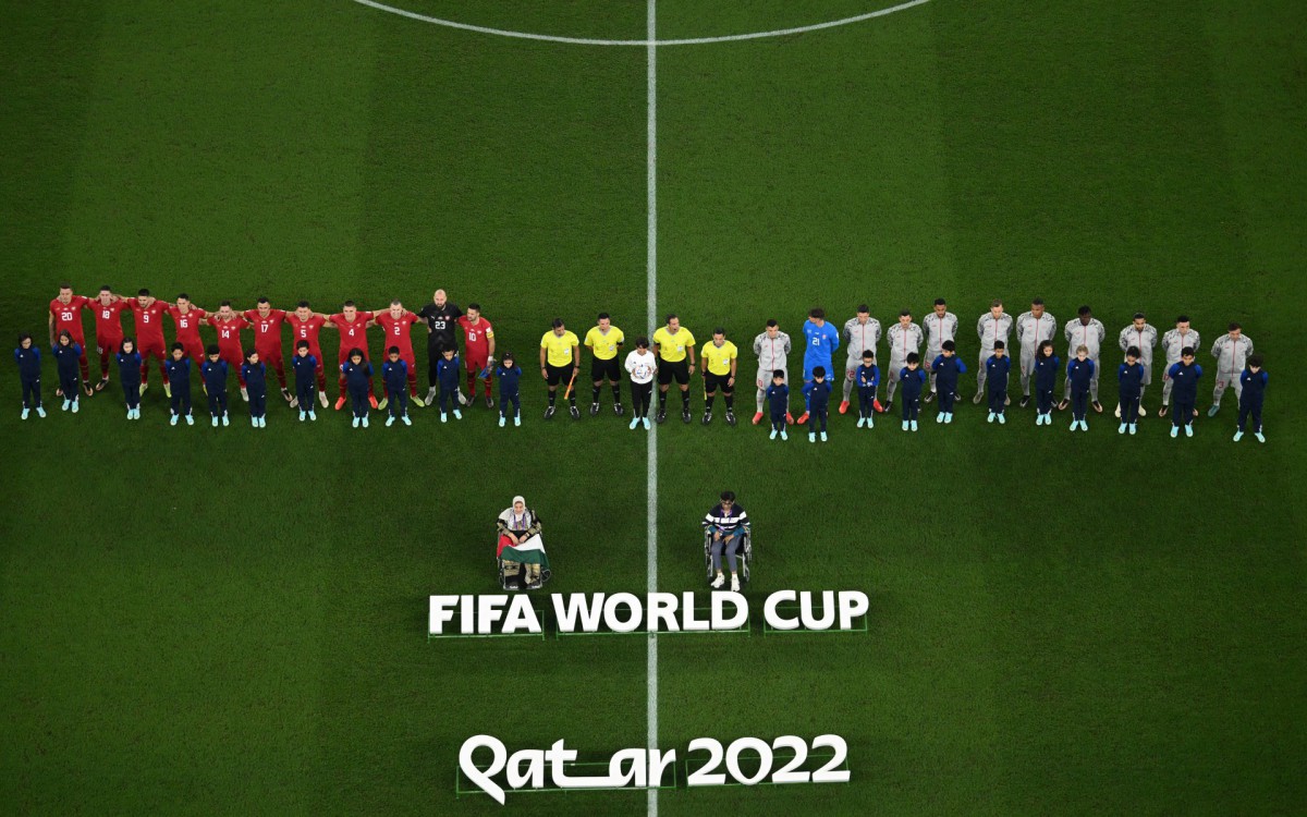 Jogadores de S&eacute;rvia e Su&iacute;&ccedil;a perfilados antes do in&iacute;cio do jogo