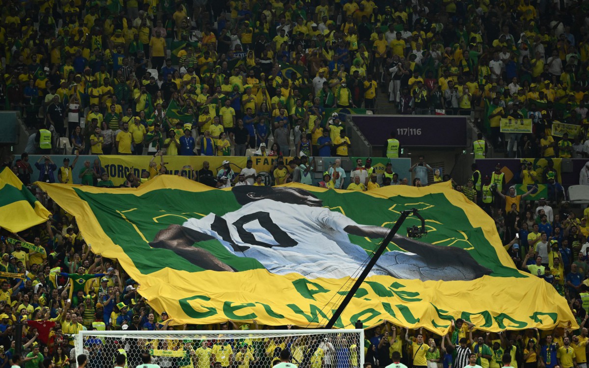 Bandeir&Atilde;&pound;o em homenagem a Edson Aranstes do Nascimento, o Pel&Atilde;&copy;, antes do jogo entre Brasil e Camar&Atilde;&micro;es, pela Copa do Mundo