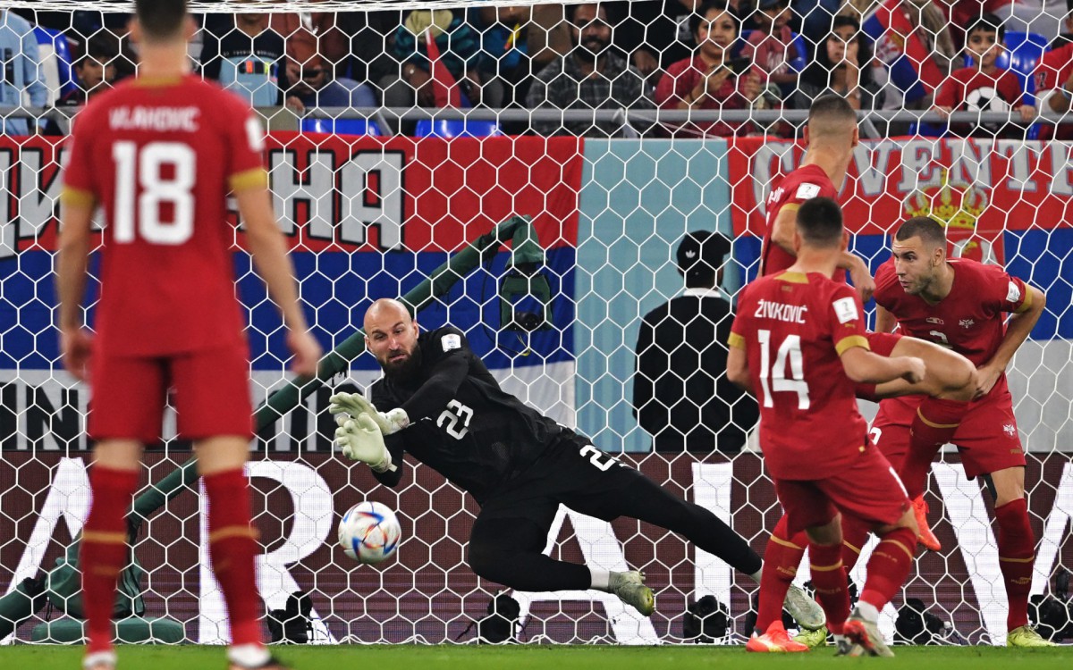 A Su&iacute;&ccedil;a passou perto de abrir o placar logo no primeiro minuto de jogo, mas Milinkovic-Savic apareceu para fazer duas grandes defesas 