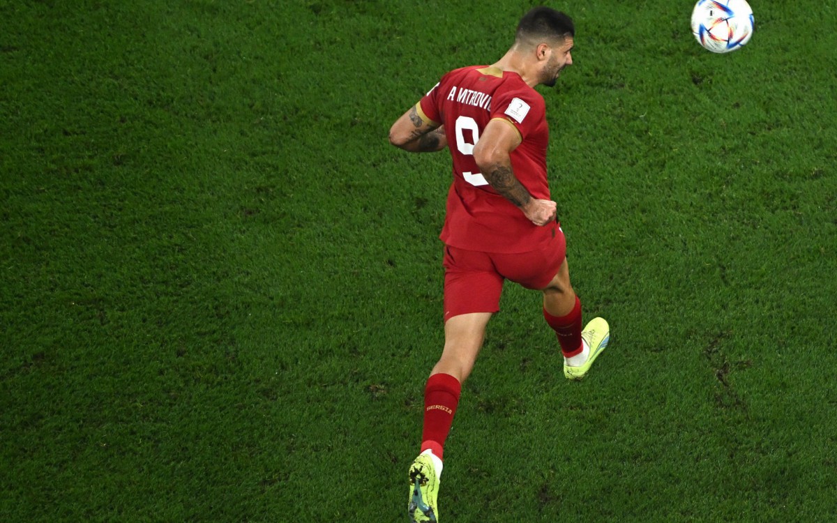 Momento em que Vlahovic marcou o gol de empate da S&eacute;rvia