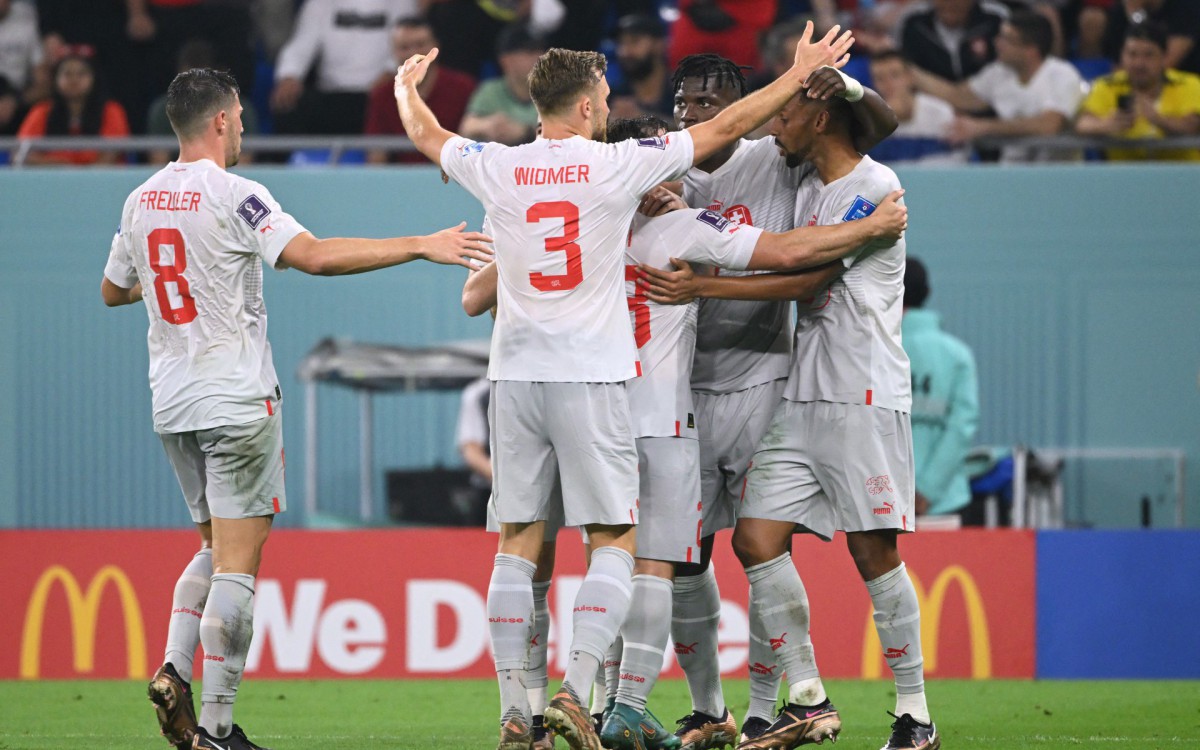 Jogadores da Su&iacute;&ccedil;a comemoram o gol de Embolo