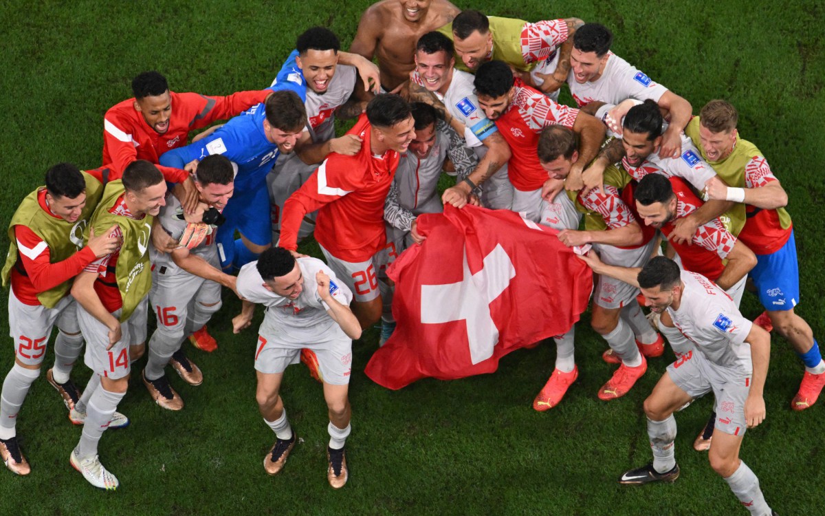 Festa dos jogadores suíços após a classificação às oitavas da Copa do Mundo - FOTO: Antonin THUILLIER / AFP