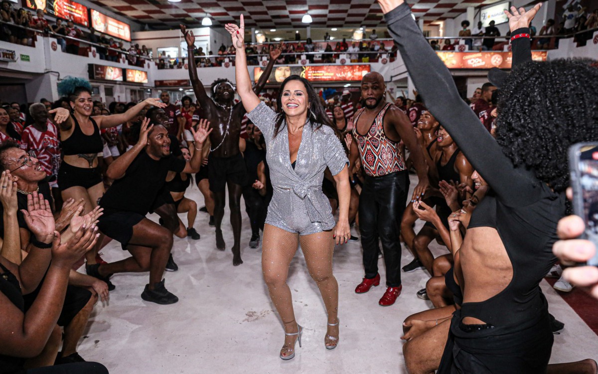 Viviane Ara&uacute;jo brilha durante ensaio do Salgueiro 