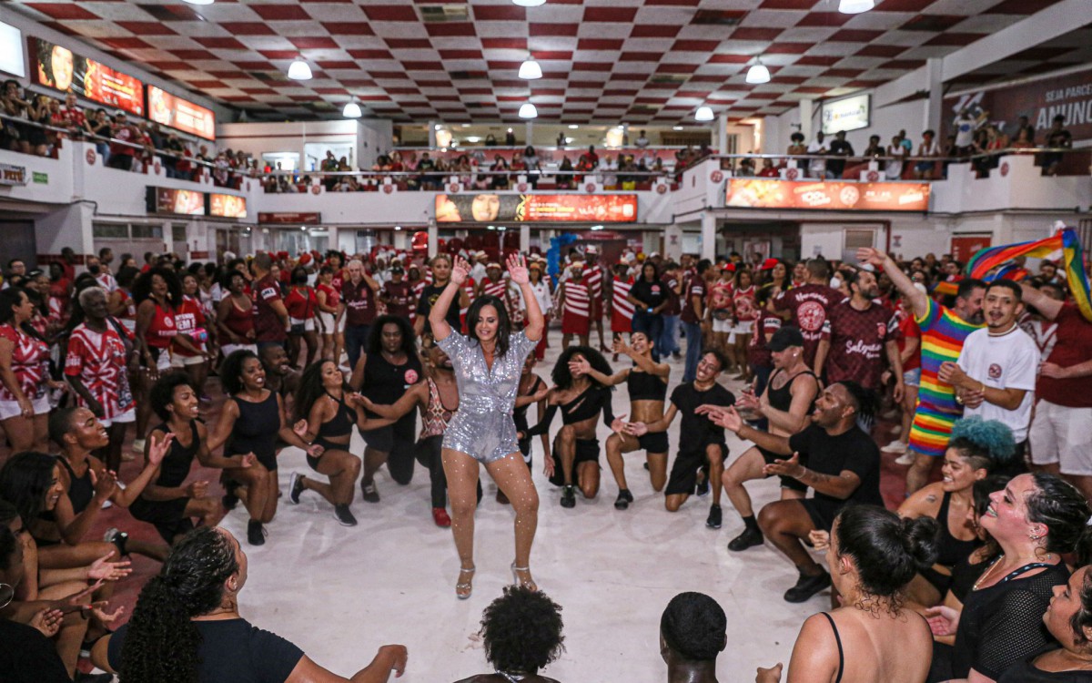 Viviane Ara&uacute;jo brilha durante ensaio do Salgueiro 