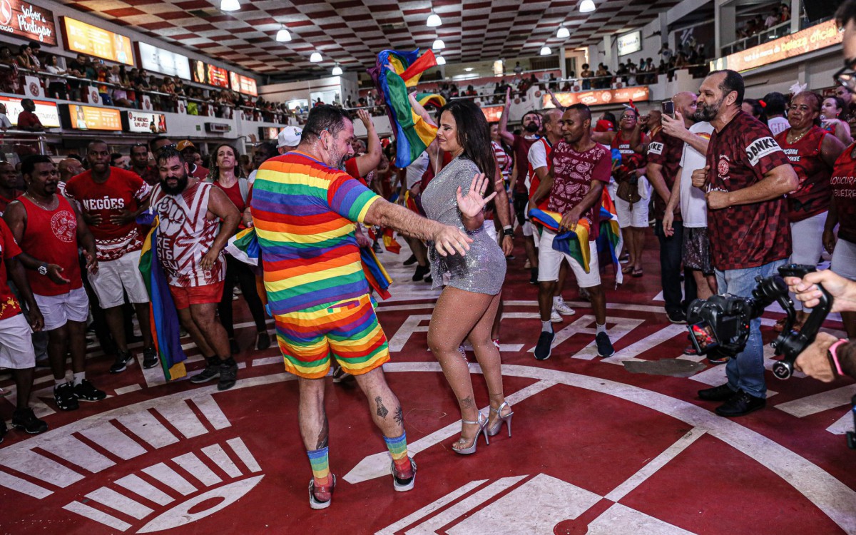 Viviane Ara&uacute;jo brilha durante ensaio do Salgueiro 