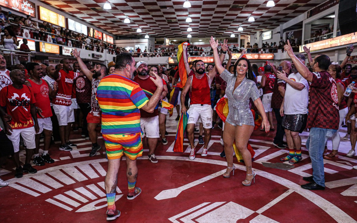 Viviane Ara&uacute;jo brilha durante ensaio do Salgueiro 