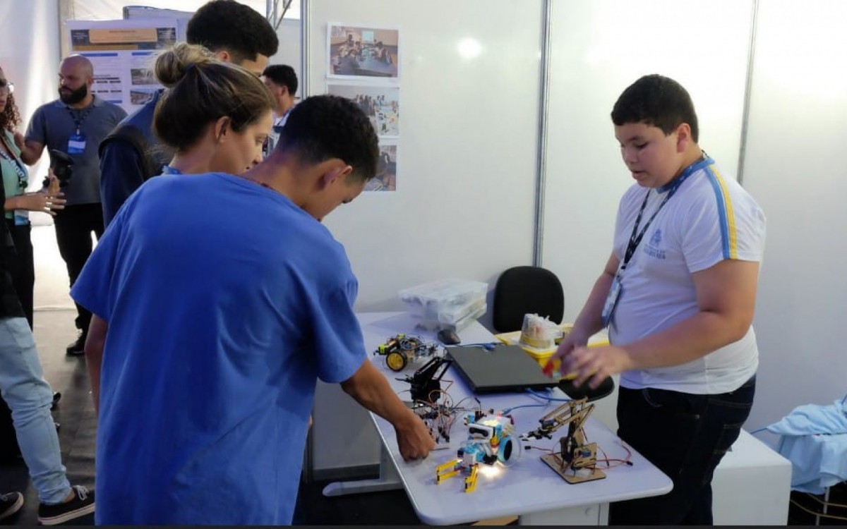 Mais de duas mil pessoas visitaram a feira tecnol&oacute;gica.