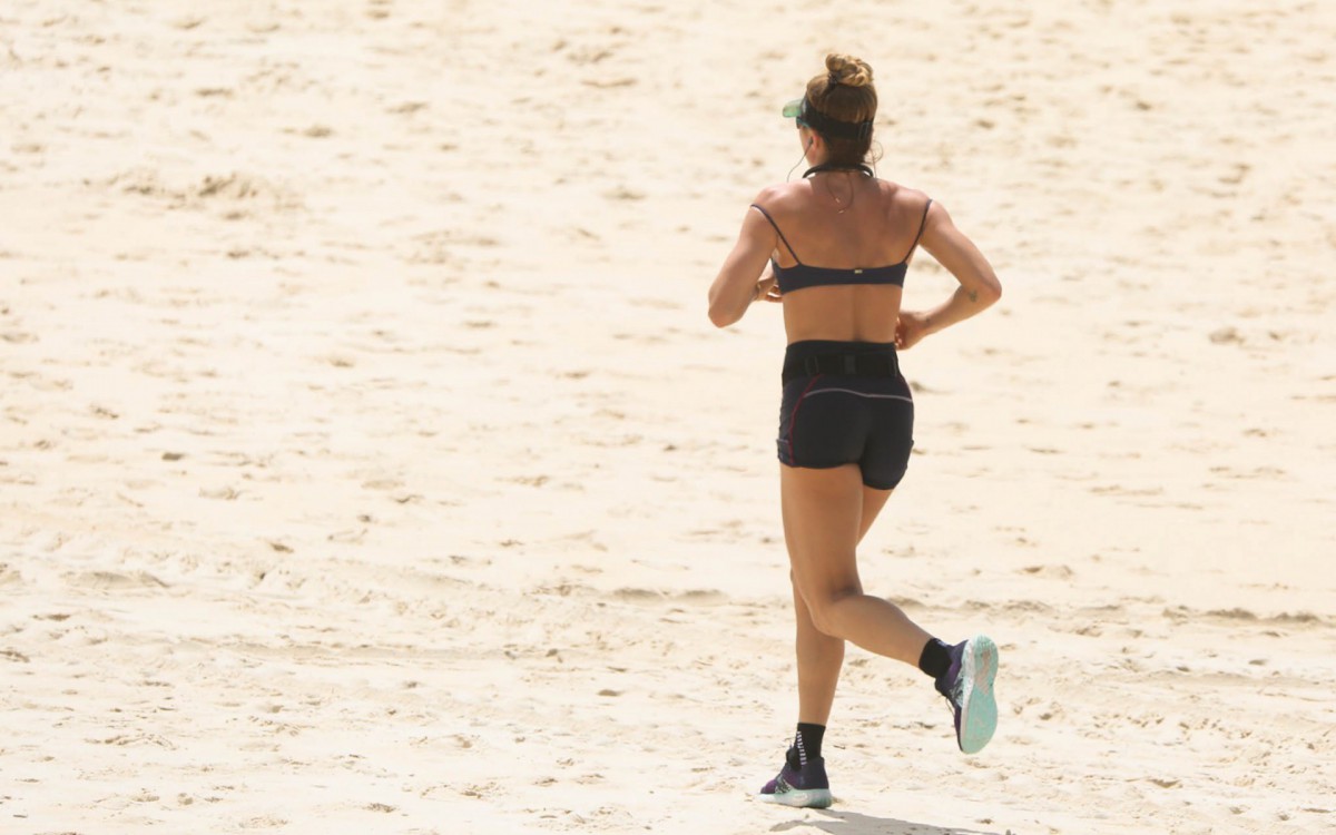 Grazi Massafera se exercita na Zona Sul do Rio
