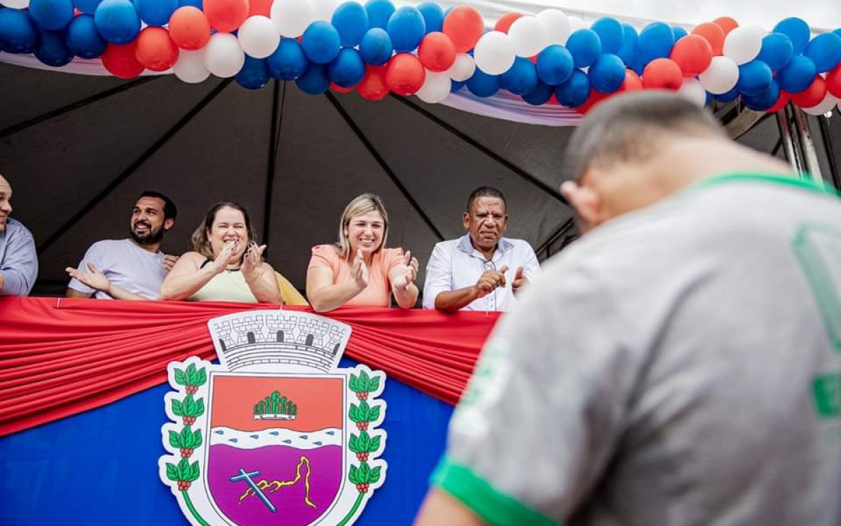 A prefeita Marina Rocha est&aacute; acompanhada de seu lado esquerdo pelo vice-prefeito Natal&iacute;cio da Farm&aacute;cia e do lado direito pela ex-secret&aacute;ria de Educa&ccedil;&atilde;o Cec&iacute;lia Pais e do vereador Marlon do Modelo