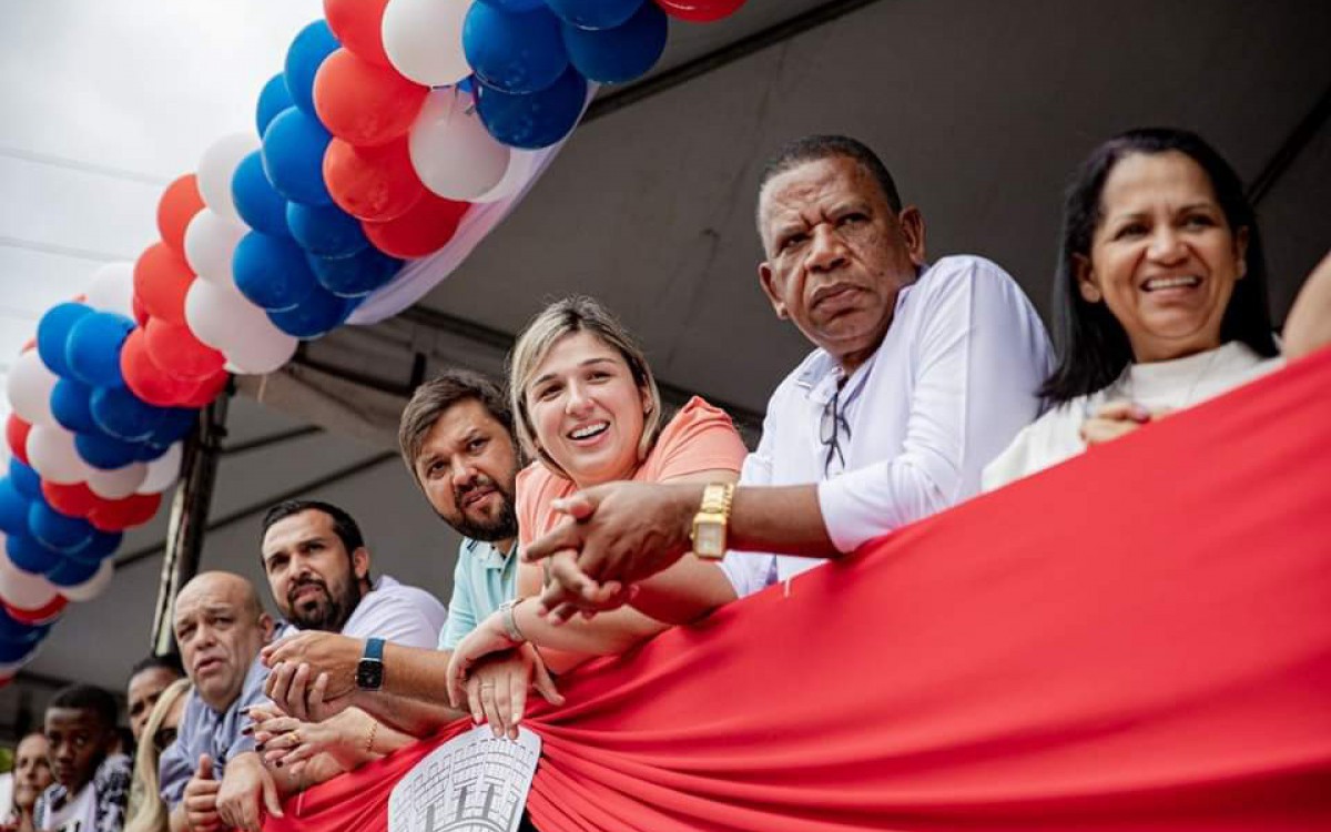 A prefeita Marina Rocha está no meio, sendo acompanhada do lado direito dela pelo deputado eleito Júlio Rocha, o vereador Marlon do Modelo e do secretário de Educação, Ricardo Almeida; do lado esquerdo dela, estão o vice-prefeito Natalício da Farmácia e a esposa dele - Secom PMG - Divulgação