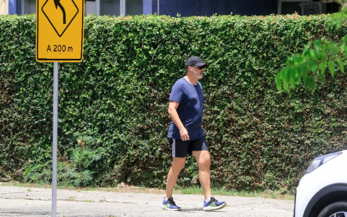 William Bonner caminha no Jardim Bot&Atilde;&cent;nico