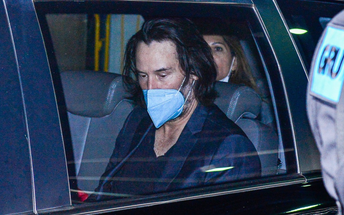 Keanu Reeves desembarca em aeroporto de S&atilde;o Paulo