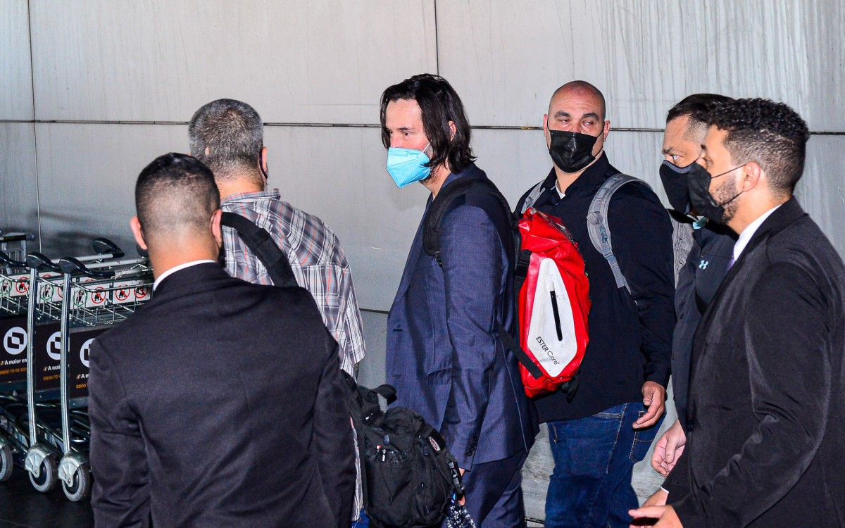 Keanu Reeves desembarca em aeroporto de S&atilde;o Paulo