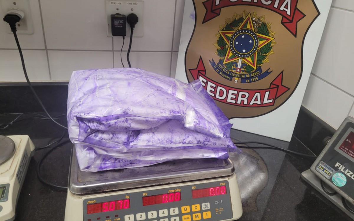 Casal foi preso tentando transportar 5kg de cocaína para Lisboa, em Portugal. - Divulgação / Polícia Federal