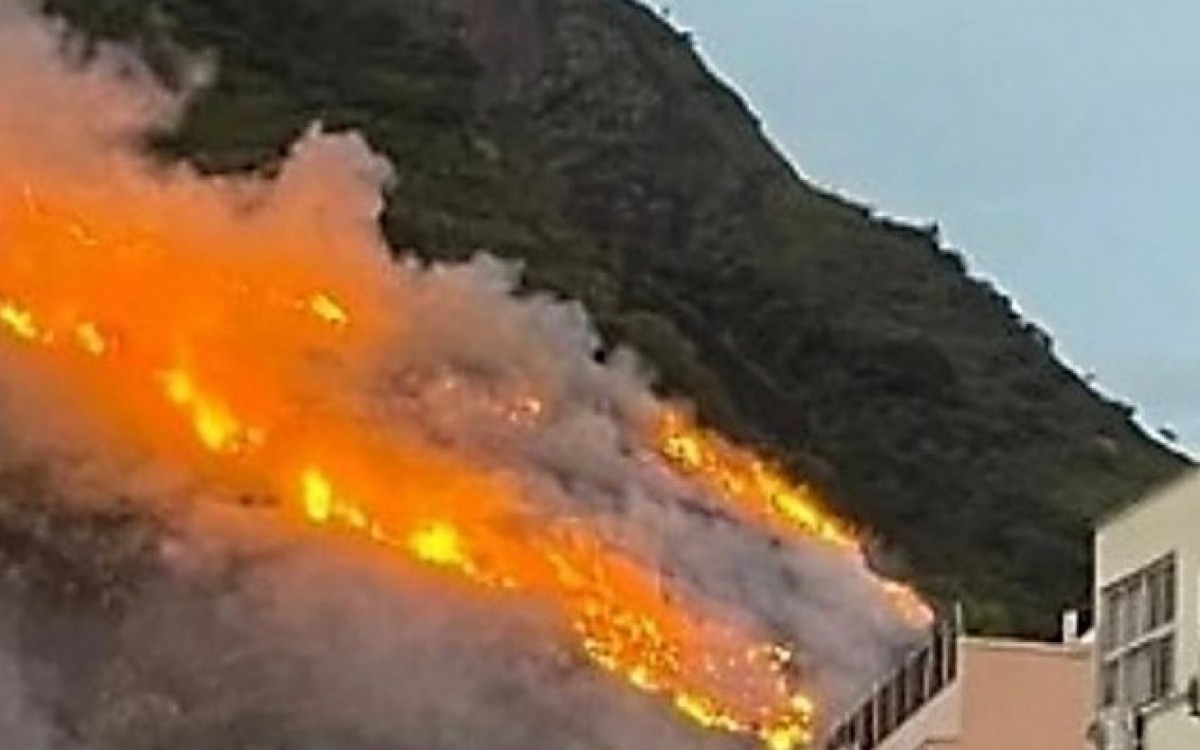 Segundo inc&ecirc;ndio em mata de Copacabana no per&iacute;odo de um ano