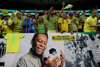 Estádio onde jogam Brasil e Camarões tem faixas em homenagem a Pelé