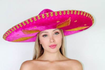 Musa do OnlyFans consola mexicanos com foto de 'topless' nas redes sociais